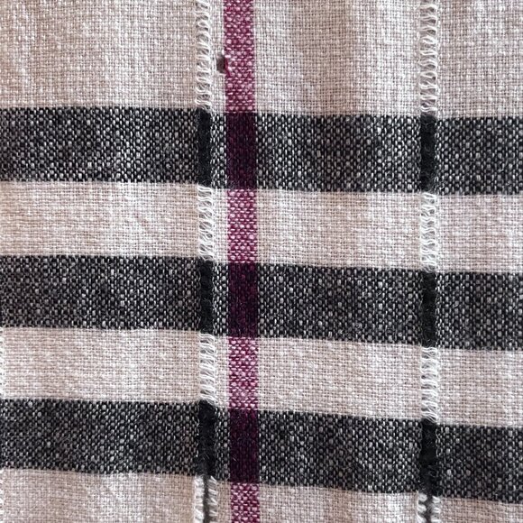 Elegant Burberry Check 100% Cashmere Scarf – Timeless Style - Picture 7 of 13